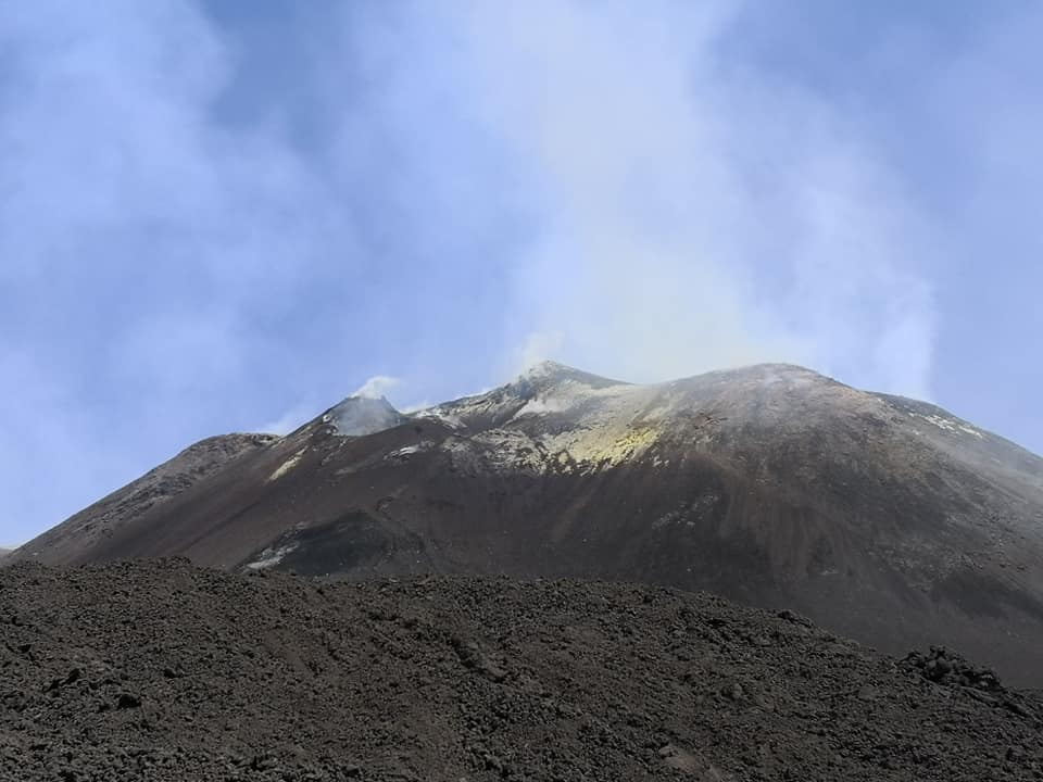 Immagine della sommità del vulcano Etna con fumi provenienti dai suoi crateri