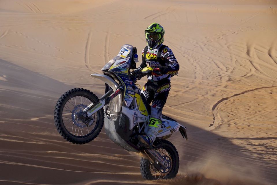 Immagine di Maurizio Gerini in sella alla sua moto al Merzouga Rally