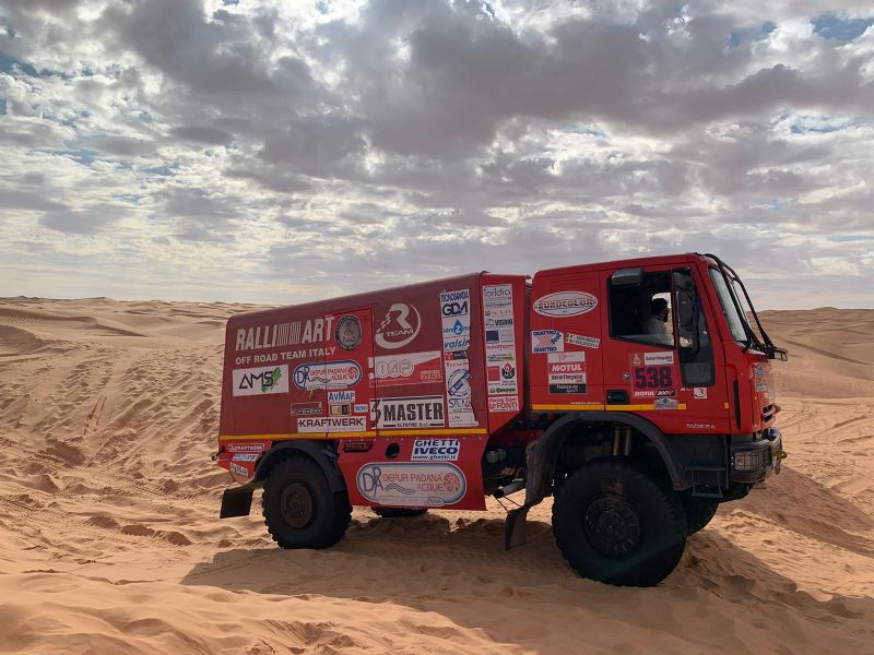 Immagine di un camion Iveco del Rteam Ralliart in gara alla Dakar 2020