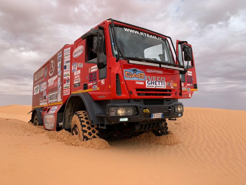 Immagine di un camion del Rteam Ralliart in gara alla Dakar 2020