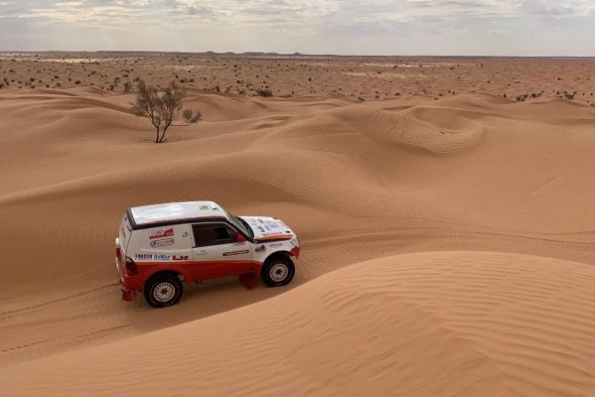Immagine di uno dei Mitsubishi del Rteam Ralliart in gara alla Dakar 2020