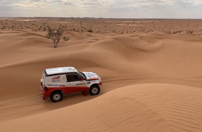 Immagine di uno dei Mitsubishi del Rteam Ralliart in gara alla Dakar 2020