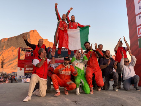Immagine dei piloti e meccanici RTeam sul podio della Dakar